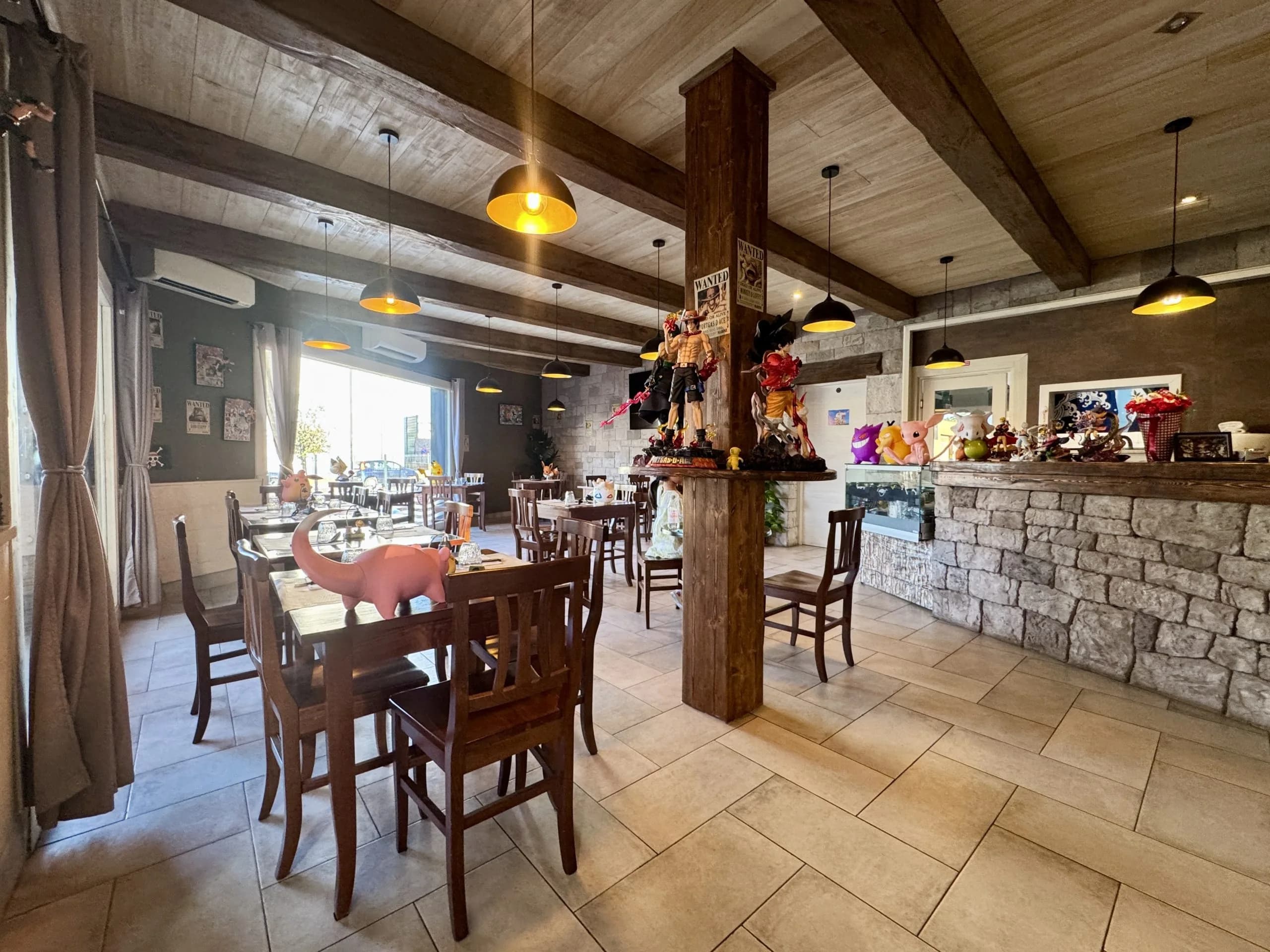 Rustikales Anime-Restaurant mit Holzbalken und Figuren