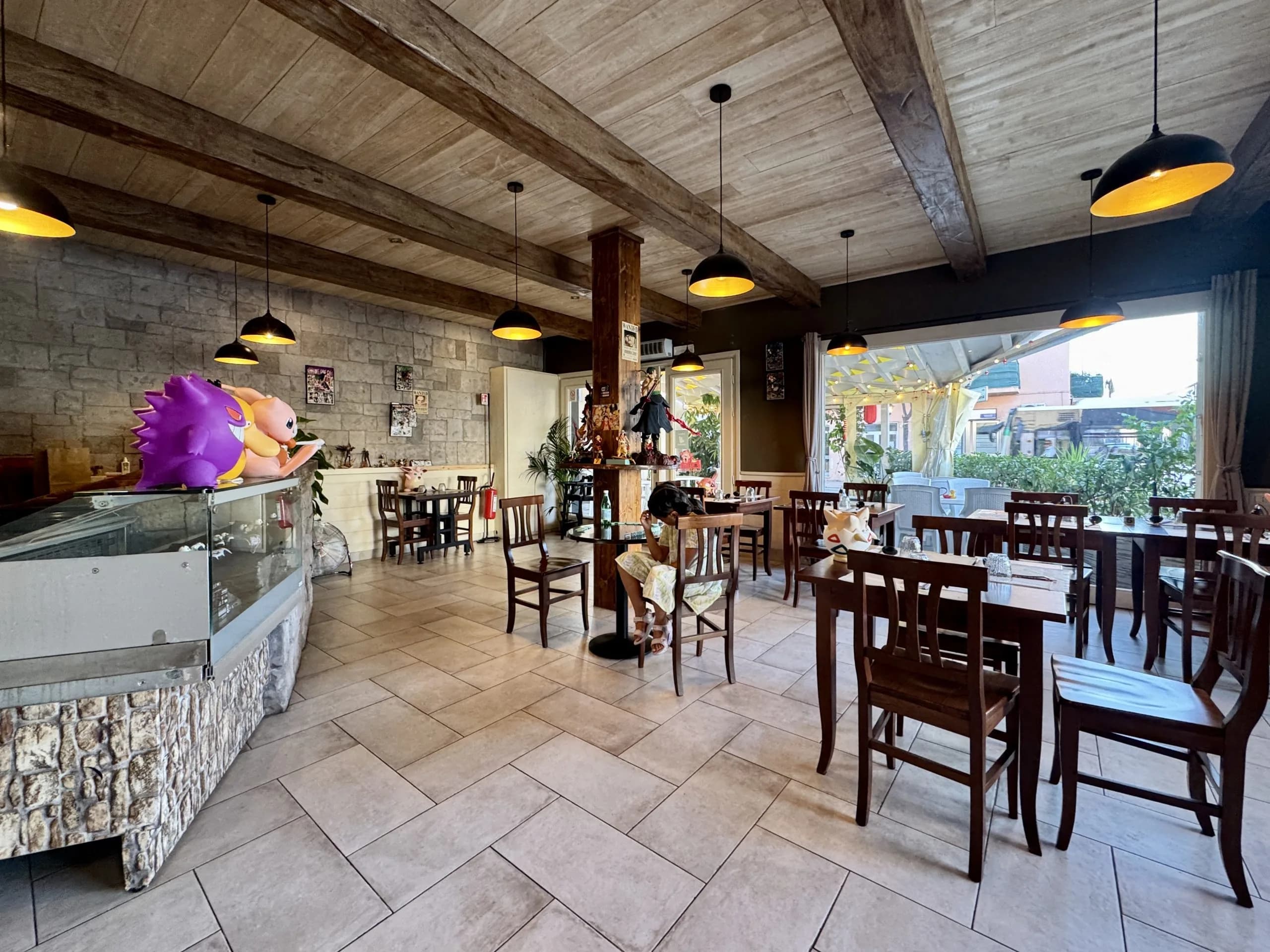 Gemütliches Café-Interieur mit Holzbalken und Dekoration