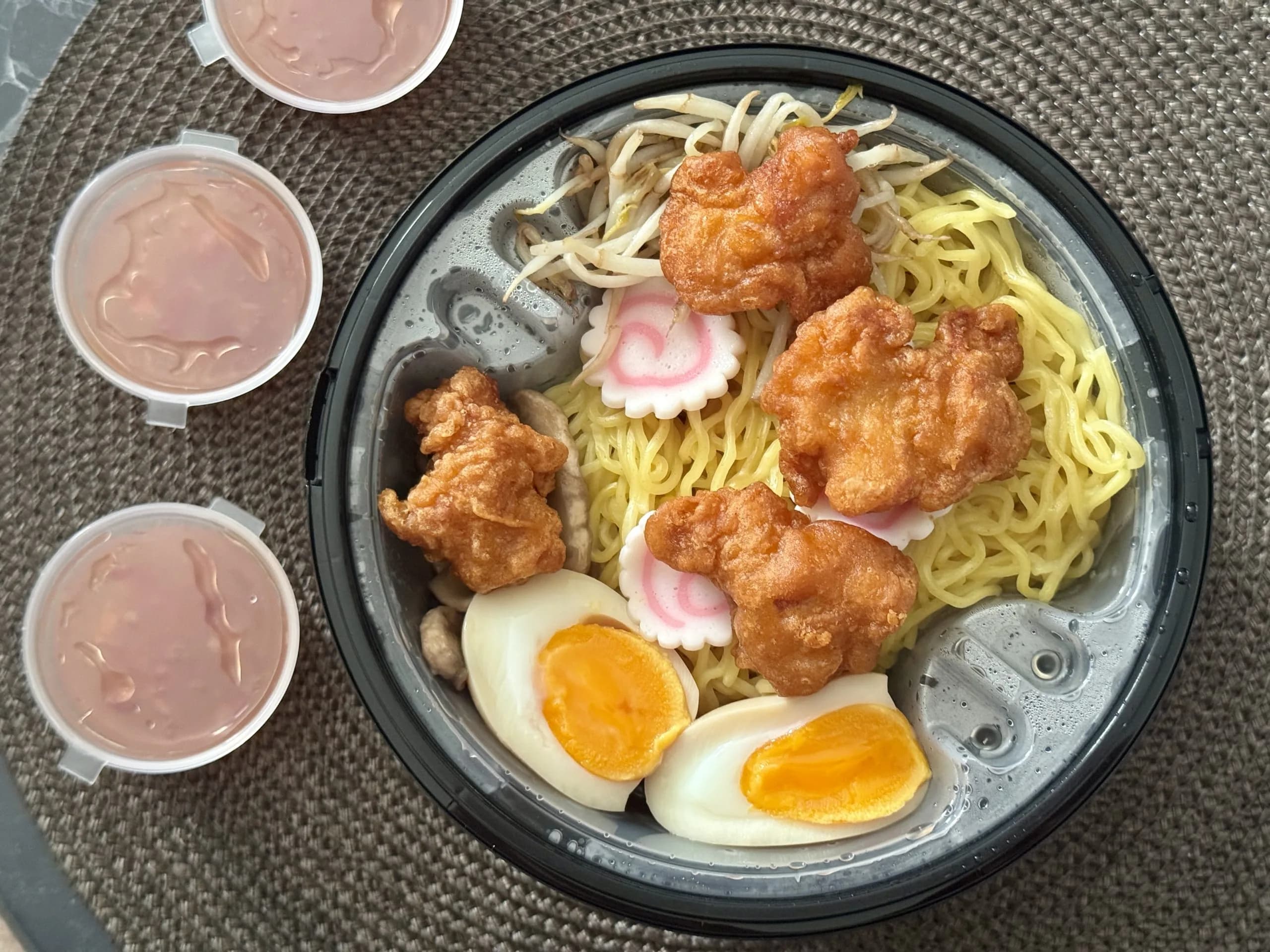 Ramen zum Mitnehmen mit gebratenem Hähnchen und wachsweichem Ei