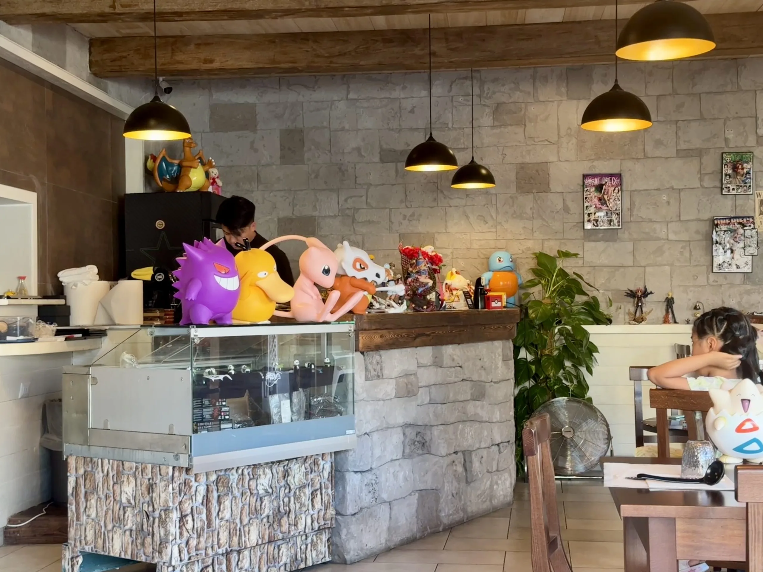 Café-Theke mit großen Pokémon-Figuren dekoriert