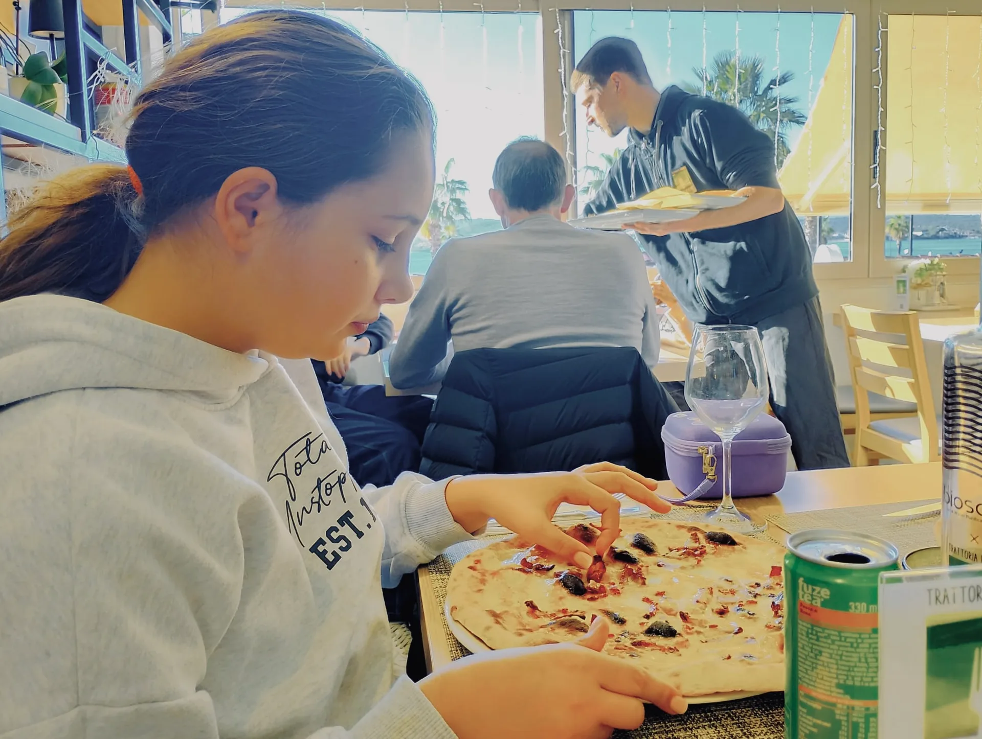kid eat pizza